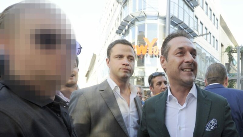 Gudenus, Strache - und dessen früherer Bodyguard (li.) (Bild: APA/Herbert Pfarrhofer)