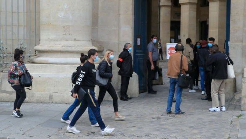 Studenten vor der Pantheon-Universität in der französischen Hauptstadt Paris (Bild: AP)