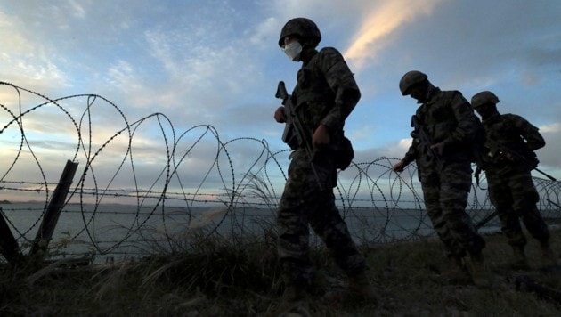 Südkoreanische Soldaten patrouillieren auf der Insel Yeonpyeong. (Bild: AP)