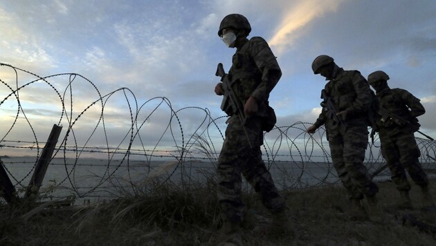 Südkoreanische Soldaten patrouillieren auf der Insel Yeonpyeong. (Bild: AP)