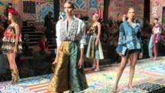 Models zeigen auf der Mailänder Modewoche Kreationen von Dolce & Gabbana für das Frühjahr 2021. (Bild: APA/AP Photo/Colleen Barry)