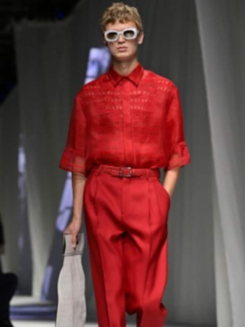 Fendi schickt Männermodels ganz in Rot über den Laufsteg. (Bild: APA/Photo by MIGUEL MEDINA / AFP)