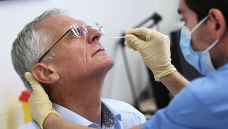 AGES-Chef Franz Allerberger während eines Antigen-Schnelltests in der Wiener Klinik Favoriten (Bild: APA/Robert Jäger)