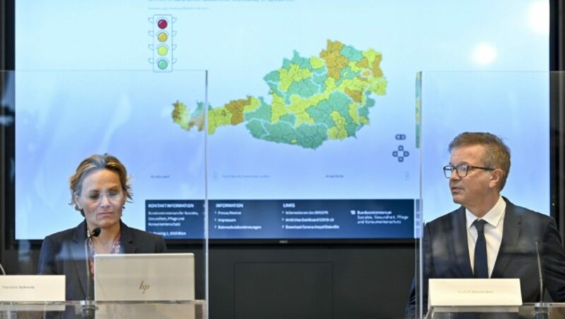 Mehrere Bezirke bzw. Regionen leuchten nun in Orange. Im Bild: Anschober und die Sprecherin der Ampel-Kommission, Daniela Schmid (Bild: APA/Herbert Neubauer)