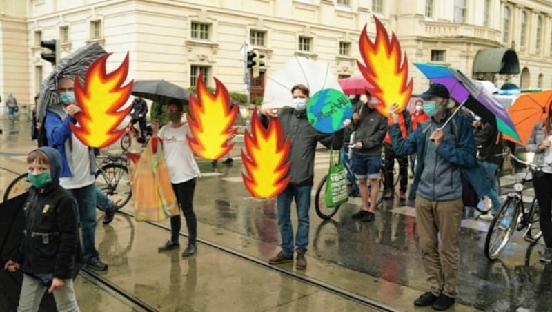 Streik bei Regen am Freitag in Graz. (Bild: Sepp Pail)