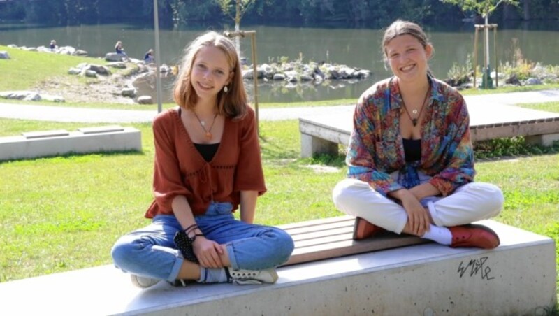 Alena Zöch (16) und Clara Leitner (17) engagieren sich in Graz bei „Fridays for Future“. (Bild: Christian Jauschowetz)