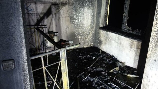 Das Feuer, gelegt an zwei Stellen, sollte alle Beweise vernichten und den fast totgeschlagenen Komlizen verbrennen. (Bild: Berufsfeuerwehr Linz)