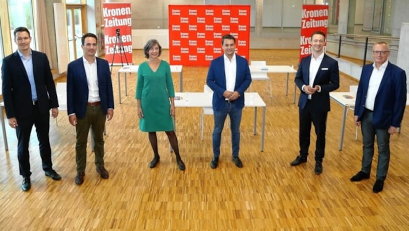 Christoph Wiederkehr, Birgit Hebein, Dominik Nepp und Gernot Blümel mit „Krone“-Chefredakteur Klaus Herrmann (ganz re.) und Wien-Ressortleiter Michael Pommer (ganz li.) (Bild: Klemens Groh)