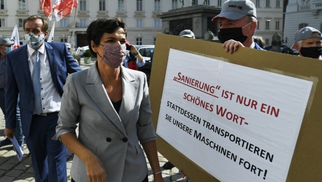 SPÖ-Chefin Pamela Rendi-Wagner bei einer Demonstration von gekündigten Arbeitnehmern. (Bild: APA/Robert Jäger)