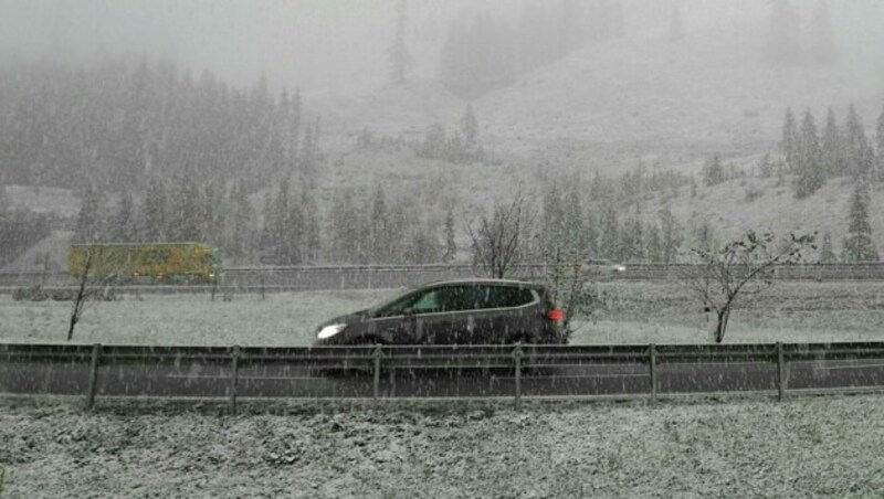 Schneefall vor dem Tauerntunnel in Salzburg (Bild: APA/BARBARA GINDL)