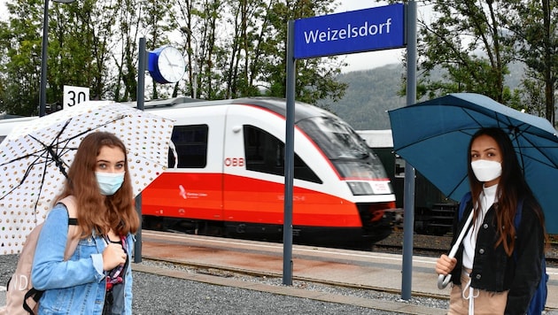 Leonie und Marlene strandeten am Freitag am Bahnhof in Weizelsdorf. Statt vier Waggons war nur einer gekommen. Fazit: Ein Gerangel um die wenigen Plätze im Zug. (Bild: Dieter Arbeiter)