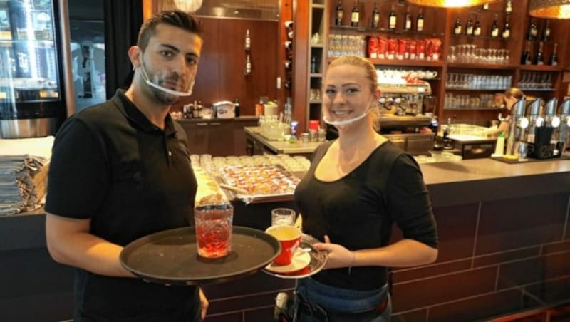 Isi Ulu (36) und Viktoria Richterova (27), Kellner im Café Jonas: „Das wird nicht nur für uns sehr unangenehm, sondern auch für die Kunden.“ (Bild: Martin Jöchl)