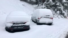 Eingeschneite Autos von Urlaubsgästen mit Sommerreifen auf der Katschberghöhe zwischen Kärnten mit dem Salzburger Lungau (Bild: ROLAND HOLITZKY)