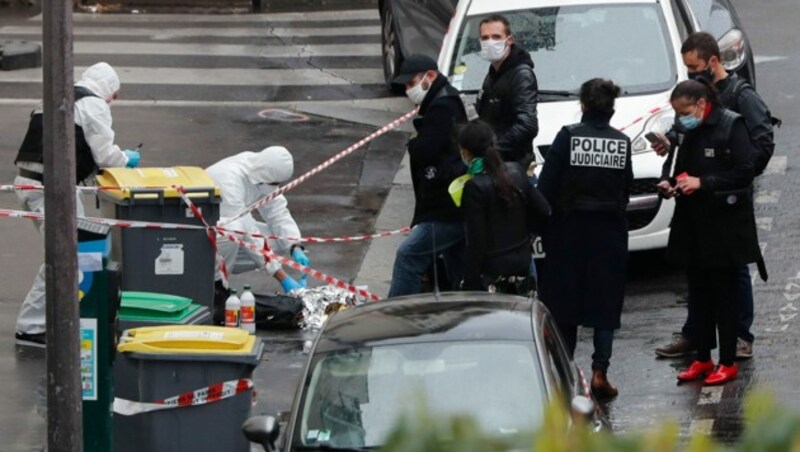 Attacke mit Machete nahe den Redaktionsräumen des Satiremagazins Charlie Hebdo (Bild: AP)