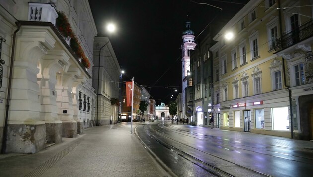 Ausgestorbenes abendliches Innsbruck (Bild: Birbaumer Christof)