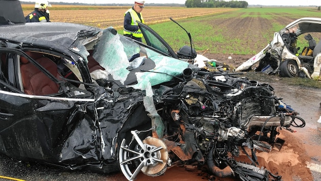 Die Frontpartien der beiden Fahrzeuge wurden völlig zerfetzt. (Bild: Feuerwehr Angern)