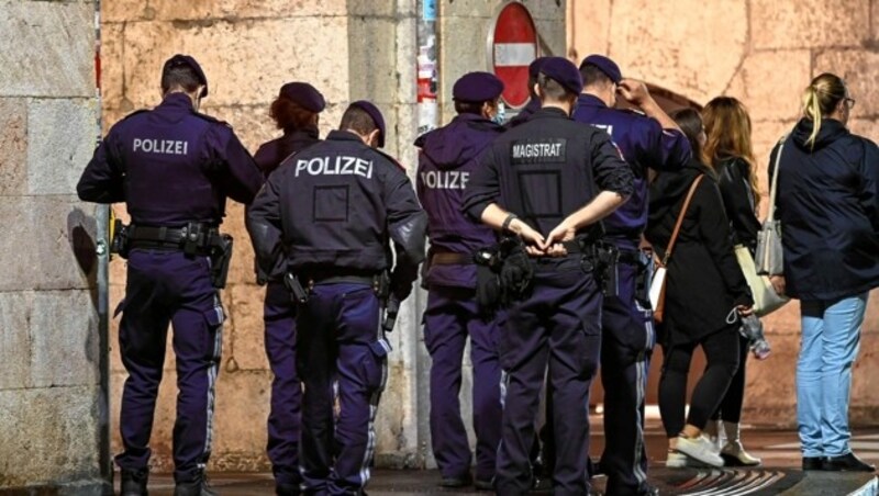 Polizeibeamte halten Nachschau, ob sich noch Gäste in den Lokalen der sogenannten Bogenmeile in Innsbruck anzutreffen sind. (Bild: zeitungsfoto.at/Liebl Daniel)