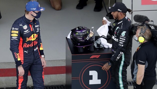 Lewis Hamilton (re.) nach dem Qualifying mit Max Verstappen (Bild: AP)