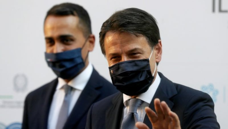 Regierungschef Giuseppe Conte mit seinem Außenminister Luigi Di Maio (Bild: AP)