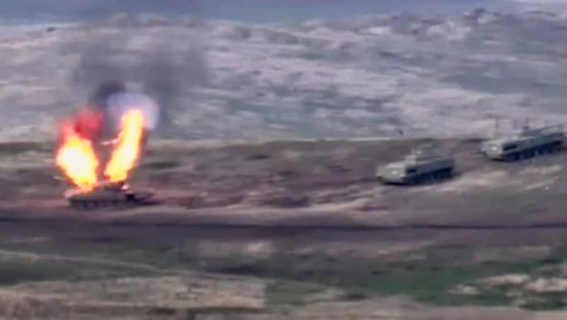 Armenien zerstört in der Unruheregion Berg-Karabach aserbaidschanische Militärpanzer. (Bild: AP/Armenian Defense Ministry)