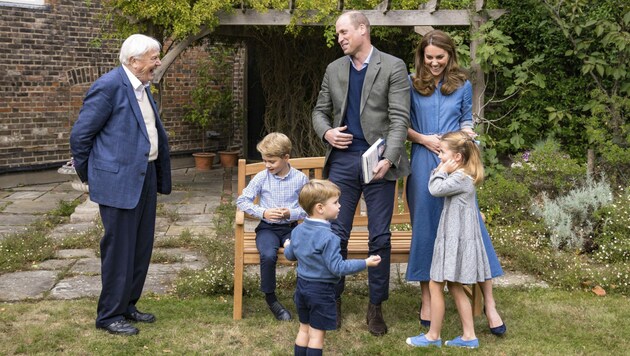 Im Garten des Kensington-Palastes trafen George, Charlotte und Louis nun gemeinsam mit Mama Kate und Papa William eine echte Legende - den Naturforscher Sir David Attenborough. (Bild: AP)