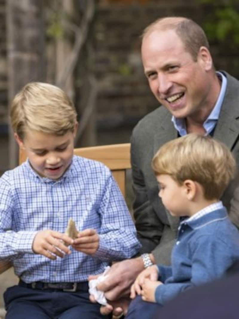 Prinz William mit seinen Söhnen Prinz George und Prinz Louis (Bild: AP)