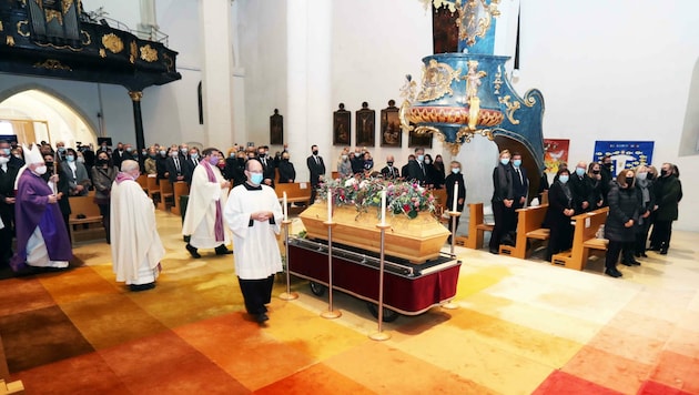 Altbischof Paul Iby schritt im Dom zur Messe für den Verstorbenen. (Bild: Judt Reinhard)