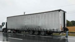 45 Syrer versteckten sich in diesem Lkw. (Bild: BMI)