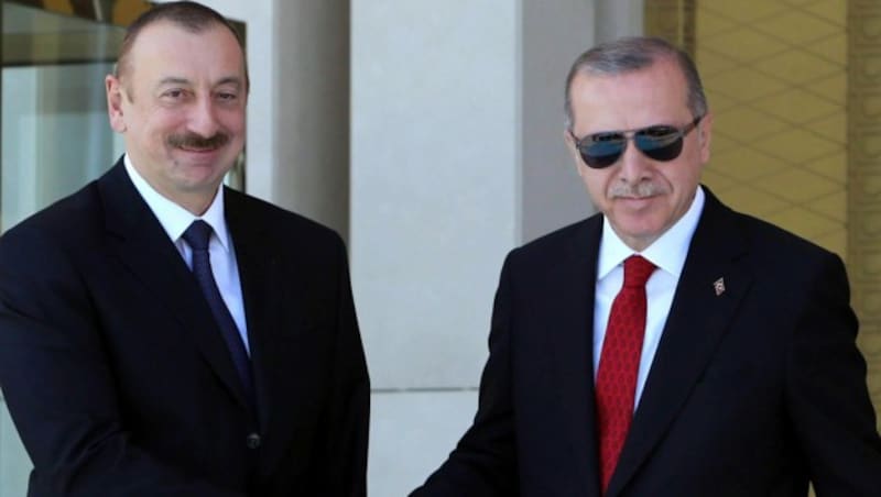Der türkische Präsident Recep Tayyip Erdogan mit dem aserbaidschanischen Präsidenten Ilcham Alijew (Bild: APA/AFP/ADEM ALTAN)