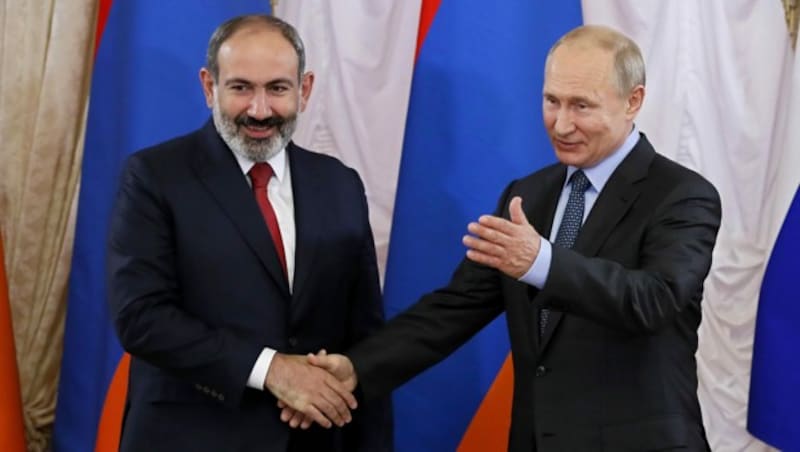 Russlands Präsident Wladimir Putin sprach bereits mit dem armenischen Regierungschef und forderte die Rückkehr zum Verhandlungstisch. (Bild: APA/AFP/POOL/Yuri KOCHETKOV)