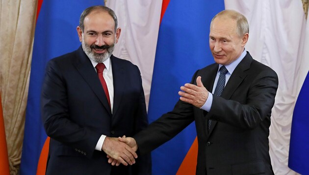 von links: Armeniens Premierminister Nikol Paschinjan und Russlands Präsident Wladimir Putin (Bild: APA/AFP/POOL/Yuri KOCHETKOV)