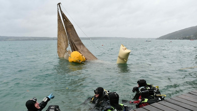 Die Taucher holten das gesunkene Segelboot an die Oberfläche (Bild: Bundesforste)