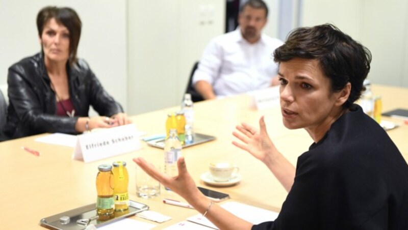 Die Betriebsräte Elfriede Schober (Miba Sinter in Vorchdorf) und Wolfgang Reiter (Mayr-Melnhof Karton in Hirschwang) im Gespräch mit SPÖ-Chefin Pamela Rendi-Wagner (Bild: APA/Robert Jäger)