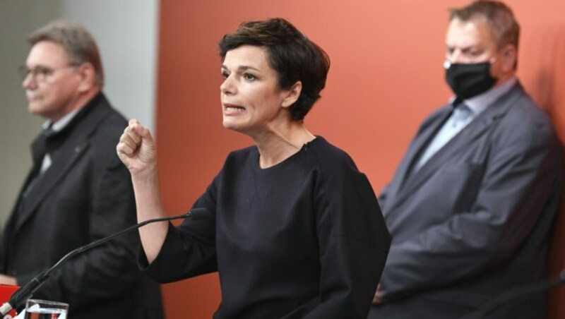 SPÖ-Vorsitzende Pamela Rendi Wagner mit den Betriebsräten Erich Schwarz (MAN in Steyr) und Michael Leitner (ATB in Spielberg, rechts) (Bild: APA/Robert Jäger)