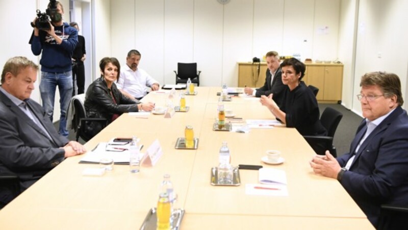 Die Betriebsräte Michael Leitner (ATB in Spielberg), Elfriede Schober (Miba Sinter in Vorchdorf), Wolfgang Reiter (Mayr-Melnhof Karton in Hirschwang), Rendi-Wagner und der Bundesvorsitzender PRO-GE, Rainer Wimmer (v.l.n.r.) (Bild: APA/Robert Jäger)