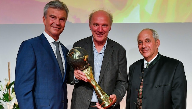 Energie-AG-Generaldirektor Steinecker (l.) und Neumann (r.) gratulierten Josef Zotter 2018. (Bild: Harald Dostal)