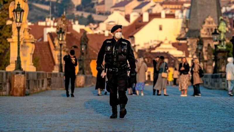 Polizeipatrouille auf der Prager Karlsbrücke (Bild: EPA)