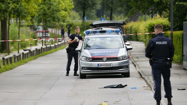 Polizisten nahe des Tatortes in Salzburg-Leopoldskron (Bild: Tschepp Markus)