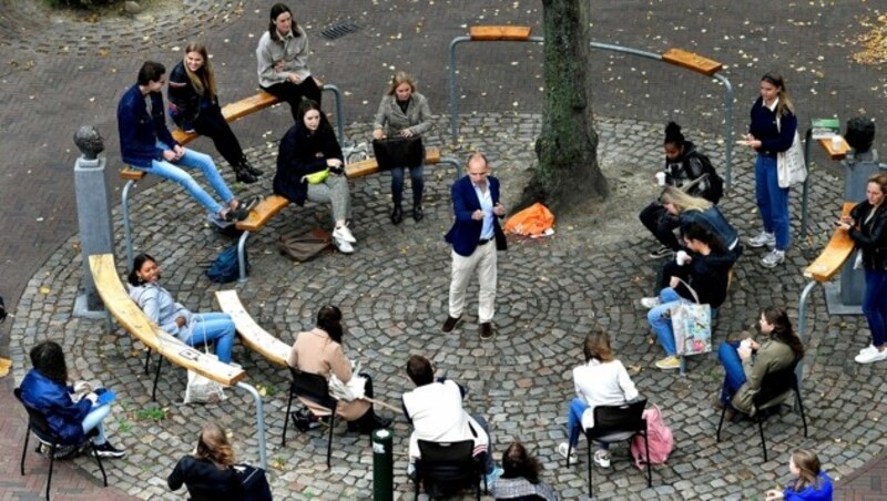 Eine Vorlesung im Freien in der Stadt Middelburg (Bild: APA/AFP/JOHN THYS)