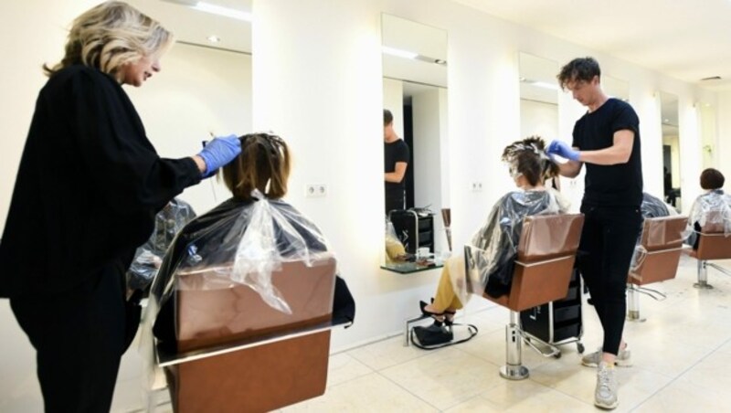 Schutzmasken sind bei Friseuren weiterhin keine Pflicht. (Bild: APA/AFP/ANP/Piroschka VAN DE WOUW)