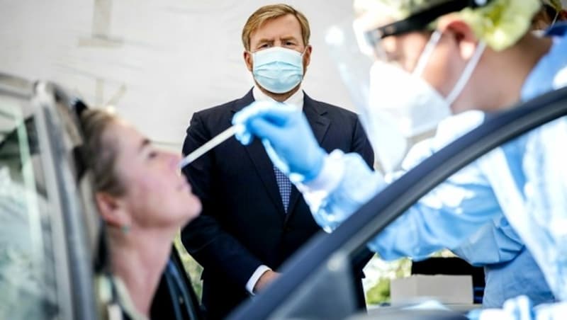 Der niederländische König Willem-Alexander während eines Besuchs in einem Testzentrum Leiderdorp (Bild: APA/AFP/ANP/Remko de Waal)