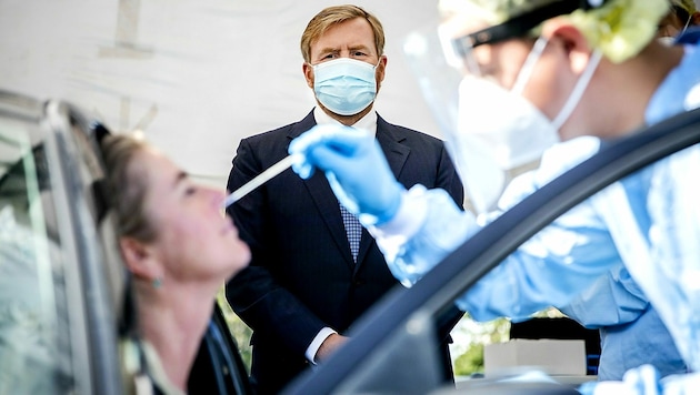 Der niederländische König Willem-Alexander während eines Besuchs in einem Testzentrum Leiderdorp (Bild: APA/AFP/ANP/Remko de Waal)