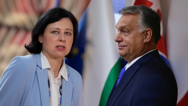 Ungarns Regierungschef Viktor Orban hat den Rücktritt der Vizepräsidentin der EU-Kommission, Vera Jourova, verlangt. (Bild: APA, Krone KREATIV)