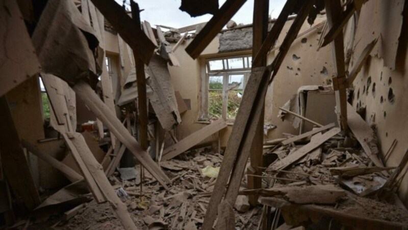 Ein zerstörtes Haus in der umkämpften Region Berg-Karabach (Bild: AFP)