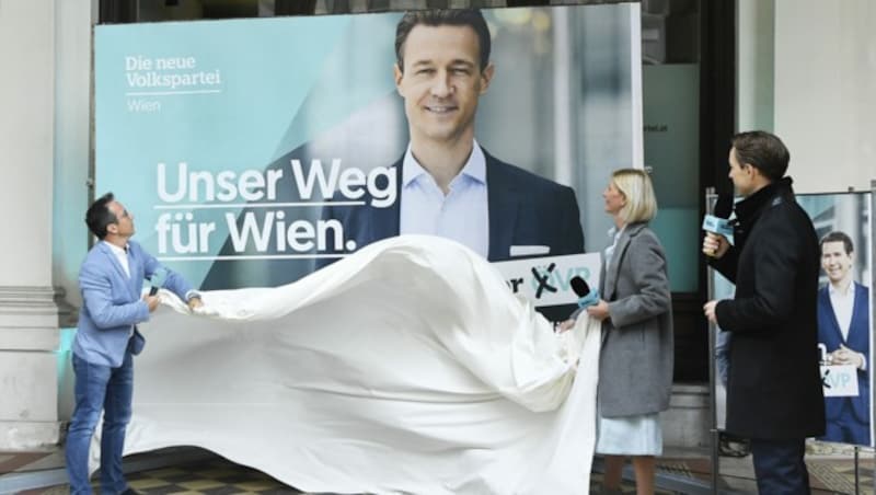 Spitzenkandidat Gernot Blümel, Landesgeschäftsführerin Bernadette Arnoldner und Peter L. Eppinger während der Plakat-Präsentation der ÖVP Wien (Bild: APA/Robert Jäger)