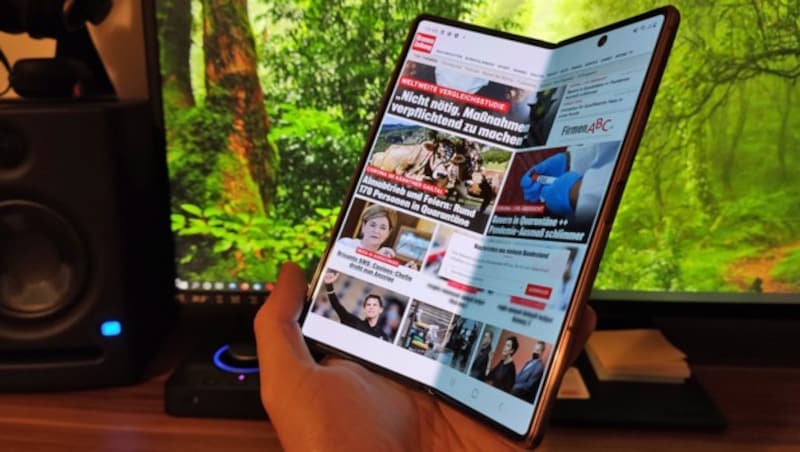 Beim Aufklappen verwandelt sich das lange dicke Smartphone in in Tablet mit fast quadratischem Bildschirm. (Bild: Dominik Erlinger)