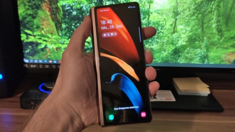 Zusammengeklappt hat man es beim Galaxy Z Fold 2 mit einem sehr länglichen und dicken Smartphone zu tun. (Bild: Dominik Erlinger)
