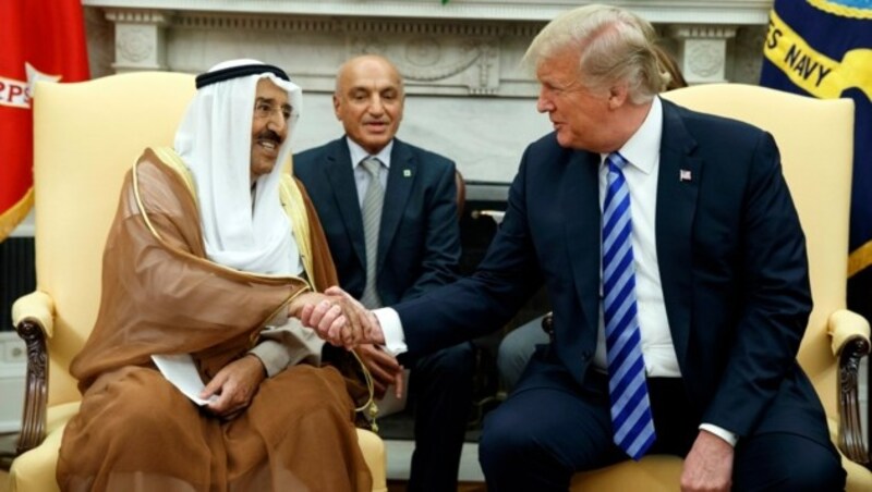 Donald Trump und Sabah Al Ahmad Al Sabah im Jahr 2018 im Weißen Haus in Washington. (Bild: AP Photo/Evan Vucci)