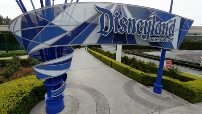 Ein leerer Disney Vergnügungspark - der US-Konzern entlässt wegen der Corona-Krise 28.000 Mitarbeiter. (Bild: AP)