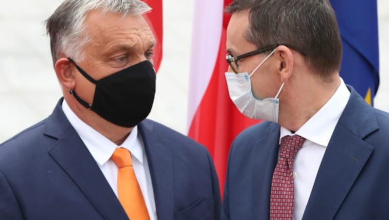 Polens Ministerpräsident Mateusz Morawiecki und sein ungarischer Amtskollegen Viktor Orban (li.) proben den Aufstand. (Bild: The Associated Press)